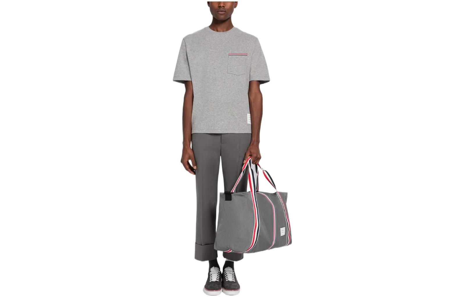 Shop Thom Browne FW22 Camiseta Gris con Bolsillo y Rayas. MJS183A-07323-055