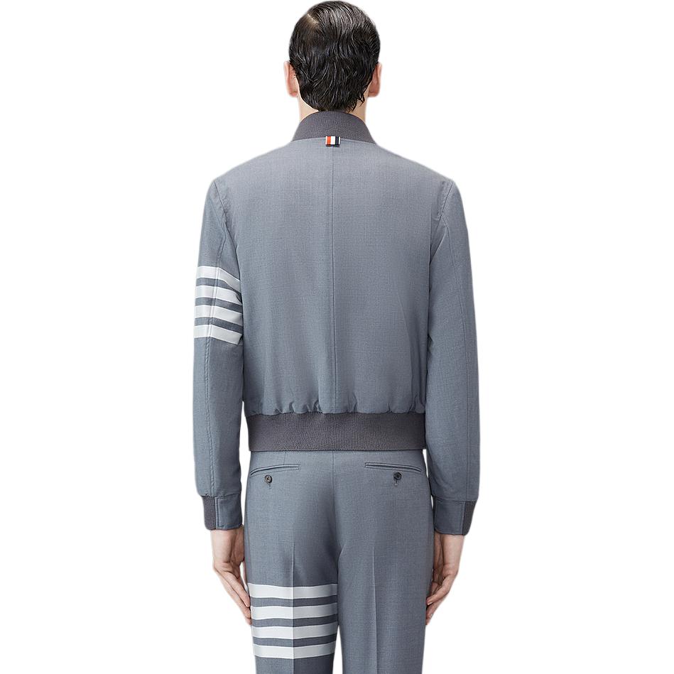 Lookbook 톰브라운 FW22 그레이 스트라이프 프린트 캐주얼 긴팔 자켓. MJO030A-06146-035