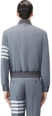 톰브라운 FW22 그레이 스트라이프 프린트 캐주얼 긴팔 자켓. MJO030A-06146-035 Lookbook 톰브라운 FW22 그레이 스트라이프 프린트 캐주얼 긴팔 자켓. MJO030A-06146-035