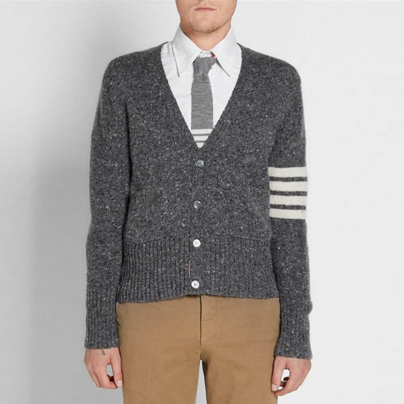 Thom Browne FW22  Grey V-Neck Cardigan with Striped Sleeve Detail. MKC084A-00278-035 圖 4