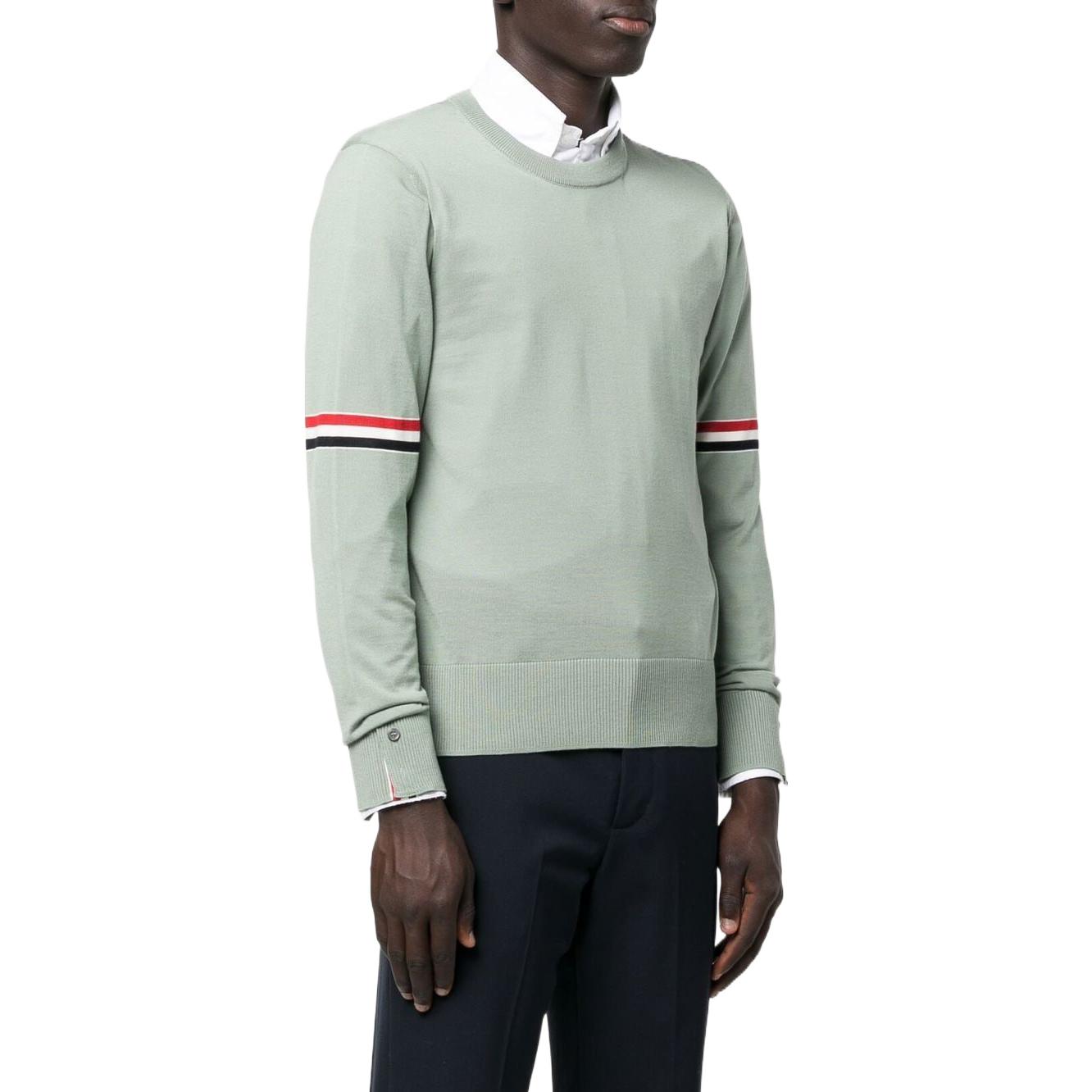 Purchase 톰 브라운 FW22 라이트 그린 스트라이프 울 니트 크루넥 스웨터. MKA412AY1014-350