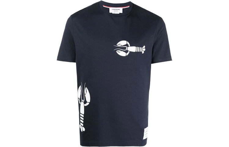 Order THOM BROWNE FW22 Kaos Crewneck Cetak Lobster Biru Gelap. MJS187A-01454-415