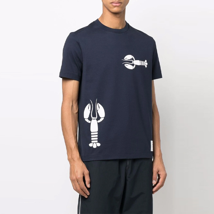 Shop THOM BROWNE FW22 Kaos Crewneck Cetak Lobster Biru Gelap. MJS187A-01454-415