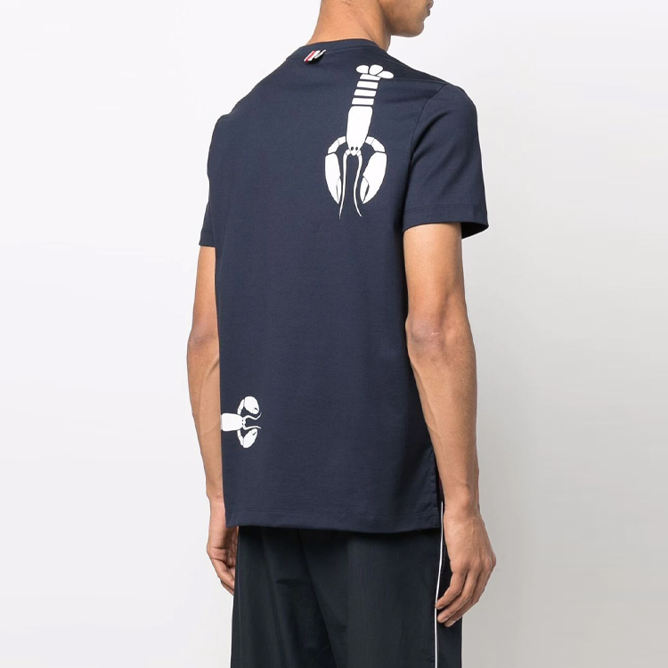 Purchase THOM BROWNE FW22 Kaos Crewneck Cetak Lobster Biru Gelap. MJS187A-01454-415