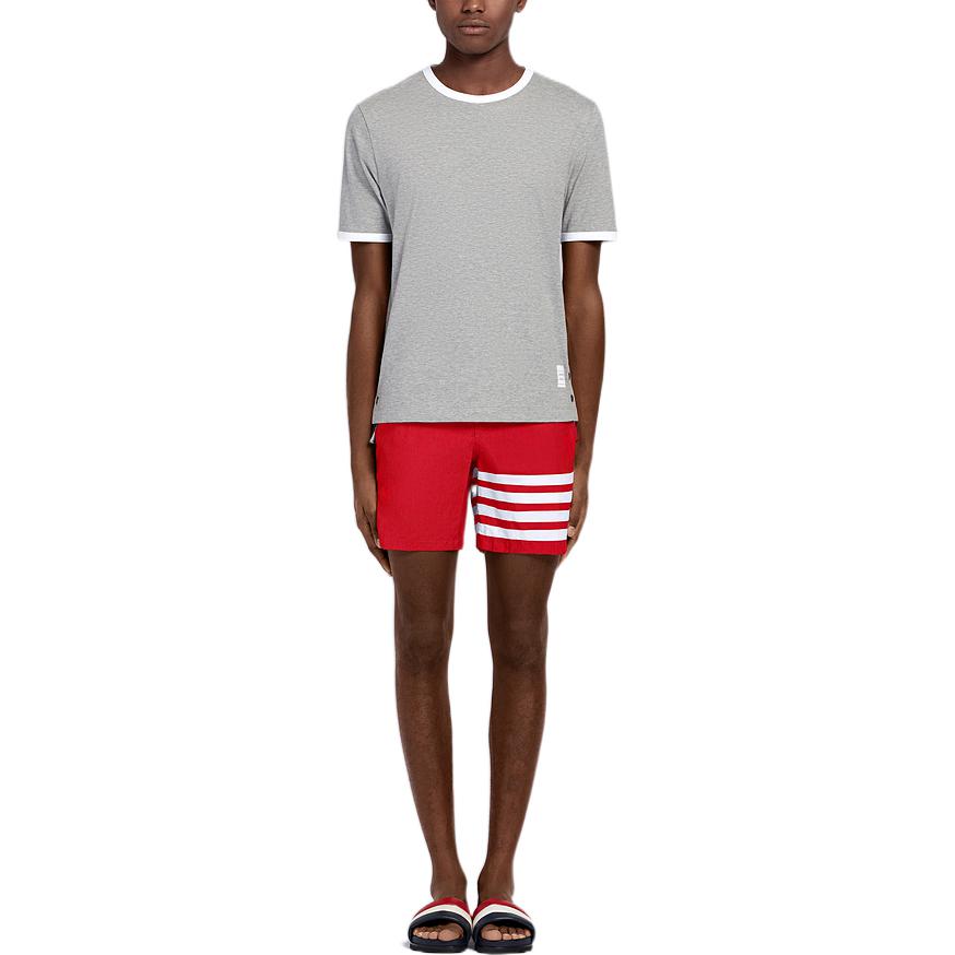 Lookbook THOM BROWNE FW22 Pantalones Cortos Rojos Rectos con Cuatro Rayas. MTT027-A0753-8600