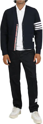 THOM BROWNE FW22 Kardigan Lelaki Biru 4-Bar V-Leher Klasik. MJT325A-J0008-415 Lookbook THOM BROWNE FW22 Kardigan Lelaki Biru 4-Bar V-Leher Klasik. MJT325A-J0008-415