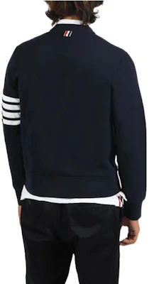 THOM BROWNE FW22 Kardigan Lelaki Biru 4-Bar V-Leher Klasik. MJT325A-J0008-415 Shop THOM BROWNE FW22 Kardigan Lelaki Biru 4-Bar V-Leher Klasik. MJT325A-J0008-415