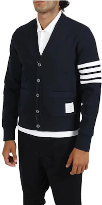 THOM BROWNE FW22 Kardigan Lelaki Biru 4-Bar V-Leher Klasik. MJT325A-J0008-415 Purchase THOM BROWNE FW22 Kardigan Lelaki Biru 4-Bar V-Leher Klasik. MJT325A-J0008-415