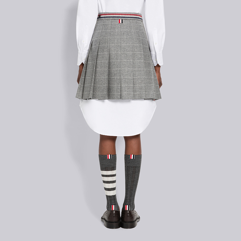 Shop THOM BROWNE FW22 經典四條紋百褶迷你裙 灰色 FGC402A-F0039-035