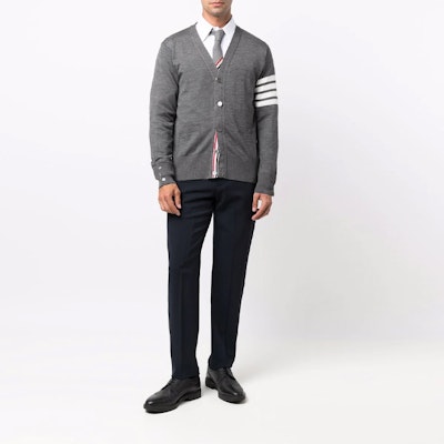 THOM BROWNE FW22 Kardigan Sweater Wool Merino V-Neck Abu-abu Klasik. MKC002A-Y1014-038 Lookbook THOM BROWNE FW22 Kardigan Sweater Wool Merino V-Neck Abu-abu Klasik. MKC002A-Y1014-038