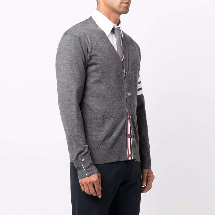 Purchase THOM BROWNE FW22 Kardigan Sweater Wool Merino V-Neck Abu-abu Klasik. MKC002A-Y1014-038