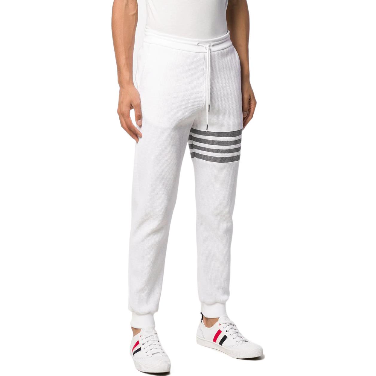 Lookbook Thom Browne FW22 Celana Jogger Knit 4-Bar Colorblock Putih Waffle. MJQ082A-06452-100
