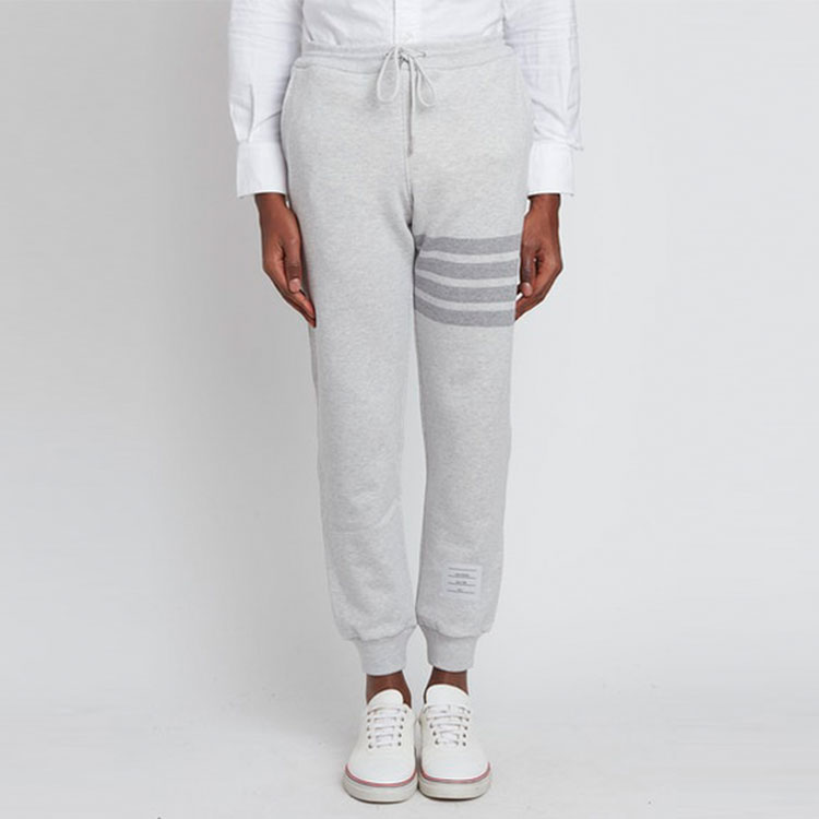 Lookbook 톰브라운 FW22 그레이 포바 코튼 니트 스웨트팬츠. MJQ008P-06910-065