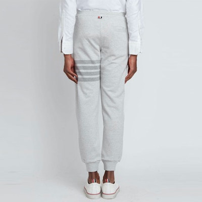 톰브라운 FW22 그레이 포바 코튼 니트 스웨트팬츠. MJQ008P-06910-065 Shop 톰브라운 FW22 그레이 포바 코튼 니트 스웨트팬츠. MJQ008P-06910-065