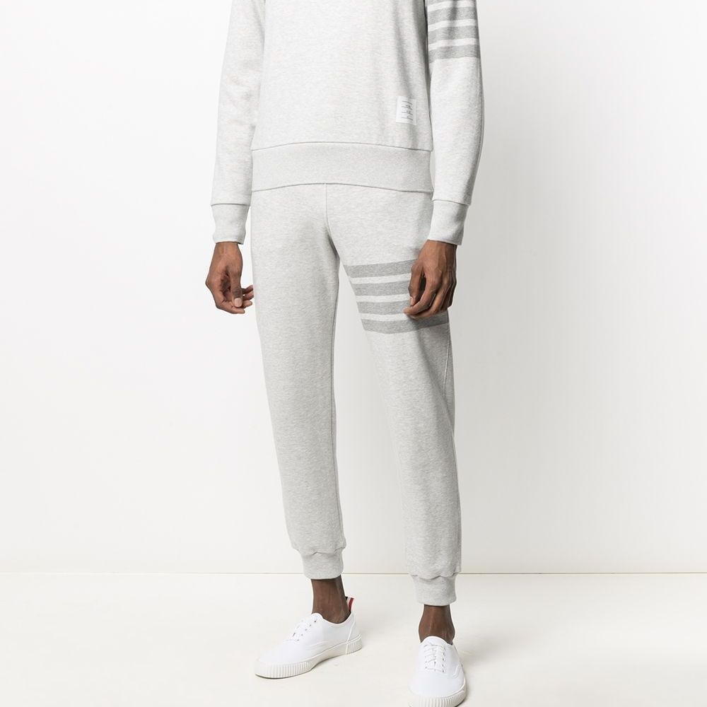 Purchase 톰브라운 FW22 그레이 포바 코튼 니트 스웨트팬츠. MJQ008P-06910-065