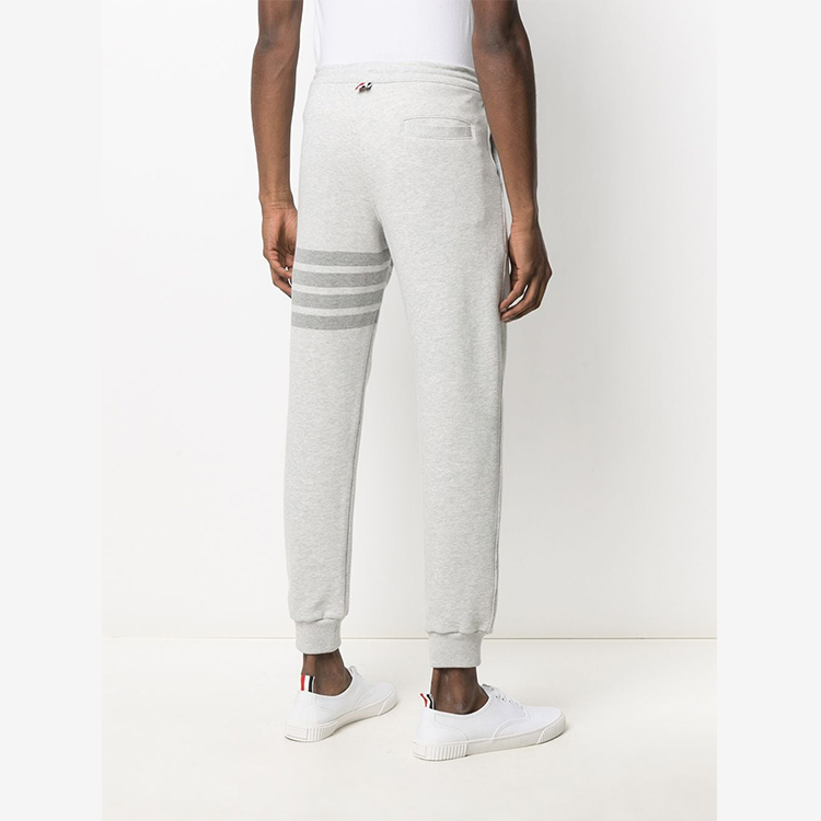 Sizing 톰브라운 FW22 그레이 포바 코튼 니트 스웨트팬츠. MJQ008P-06910-065