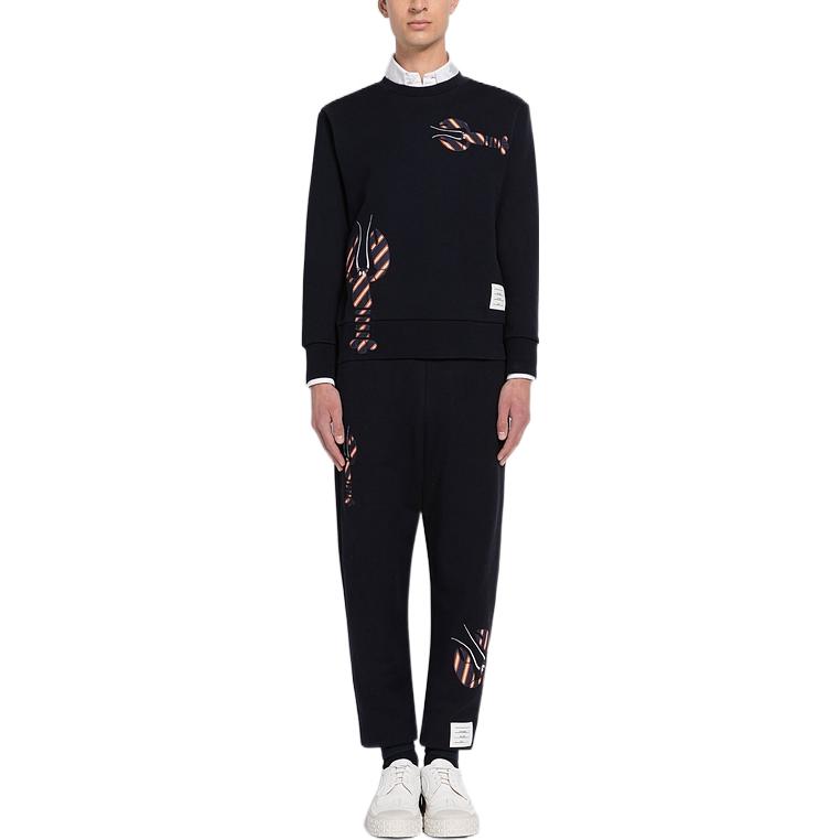 Lookbook THOM BROWNE FW22 Celana Panjang Santai Pria Navy Polos Motif Drawstring. MJQ152-E0337-7415