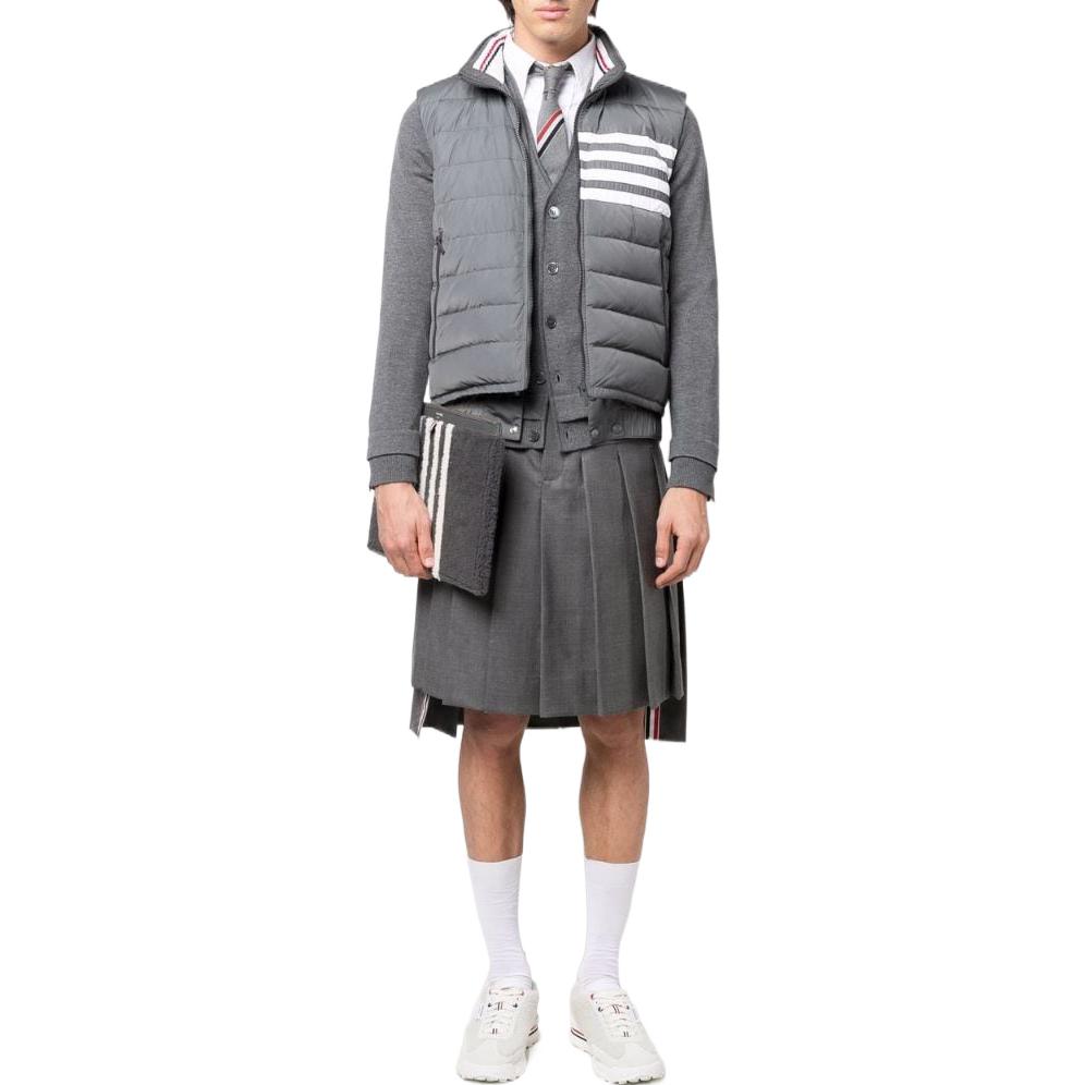 Lookbook トムブラウン FW22 パターンロゴ スタンドカラー ジップベスト グレー MVD024X-07259-035