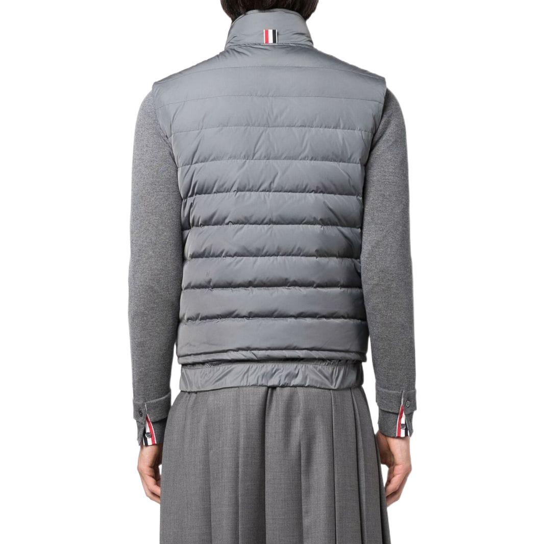 Shop トムブラウン FW22 パターンロゴ スタンドカラー ジップベスト グレー MVD024X-07259-035