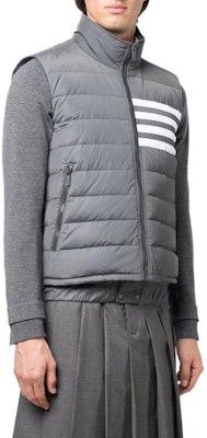 トムブラウン FW22 パターンロゴ スタンドカラー ジップベスト グレー MVD024X-07259-035 Purchase トムブラウン FW22 パターンロゴ スタンドカラー ジップベスト グレー MVD024X-07259-035