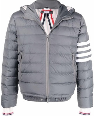 Thom Browne FW22 Chaqueta Acolchada con Capucha Gris Relleno de Plumón. MJD087-X07259-035 Order Thom Browne FW22 Chaqueta Acolchada con Capucha Gris Relleno de Plumón. MJD087-X07259-035