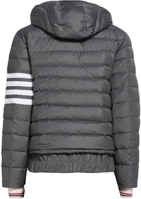 Thom Browne FW22 Chaqueta Acolchada con Capucha Gris Relleno de Plumón. MJD087-X07259-035 Lookbook Thom Browne FW22 Chaqueta Acolchada con Capucha Gris Relleno de Plumón. MJD087-X07259-035