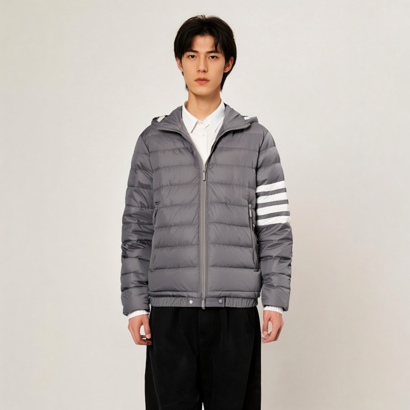 Shop Thom Browne FW22 Chaqueta Acolchada con Capucha Gris Relleno de Plumón. MJD087-X07259-035