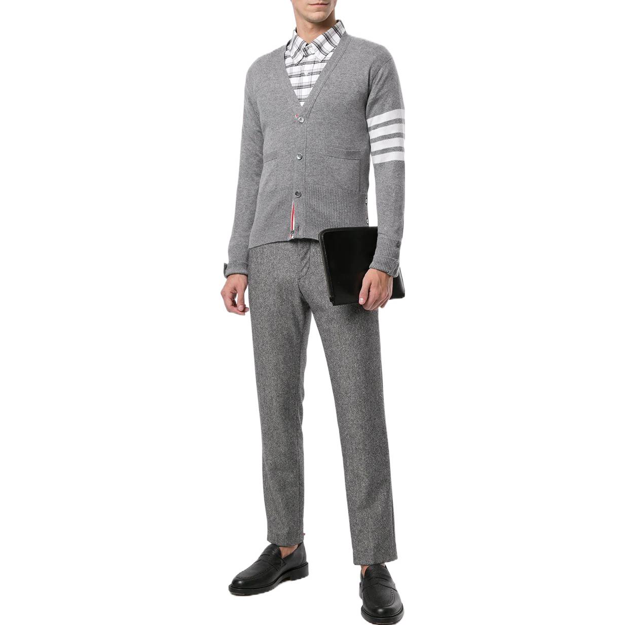 Lookbook Thom Browne FW22 Sweater Cashmere Abu Solid 4-Bar V-Neck. MKC001A-00011-055