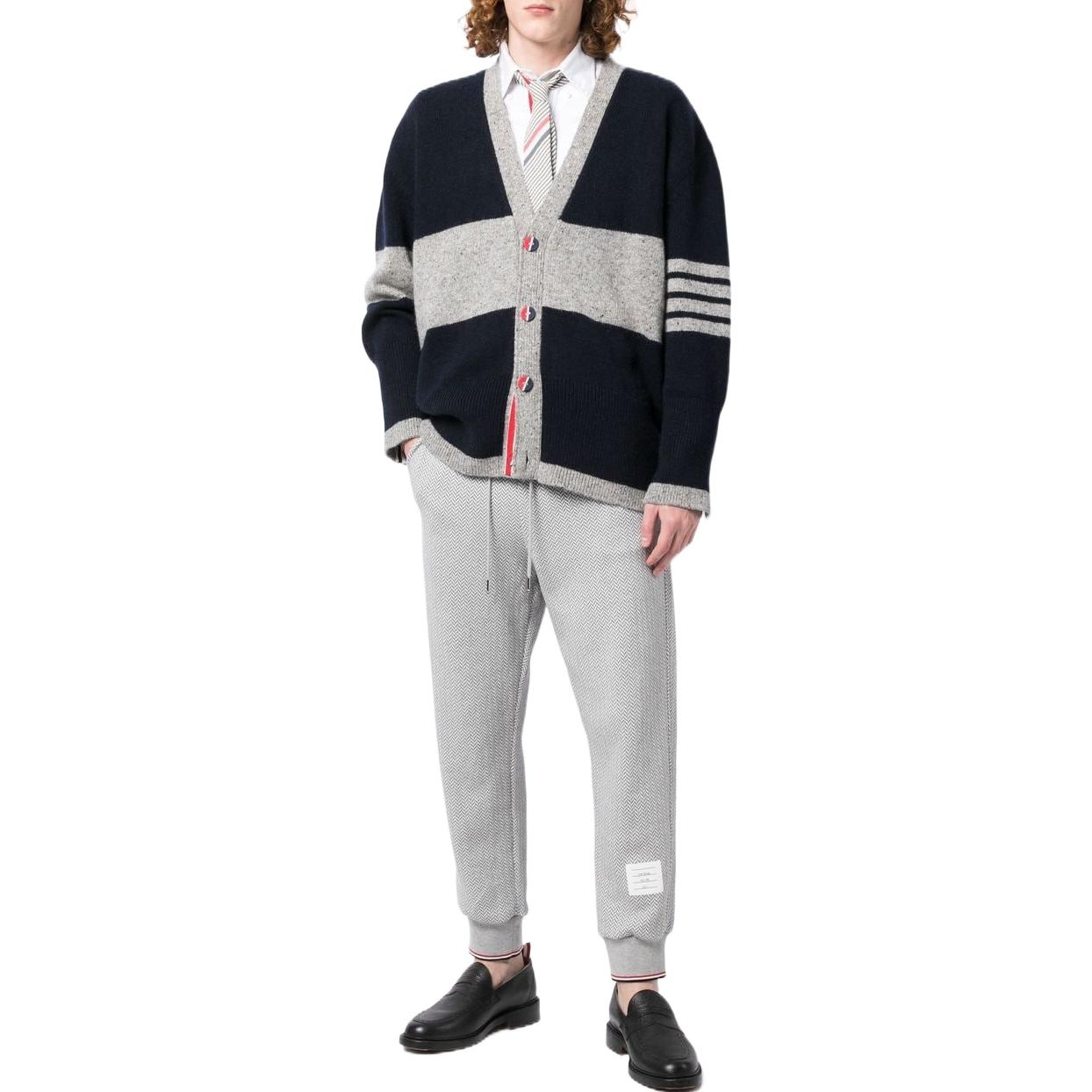 Lookbook THOM BROWNE FW22 Celana Panjang Sweatpants Logo Pria Abu-Abu. MJQ155A-J0027-133