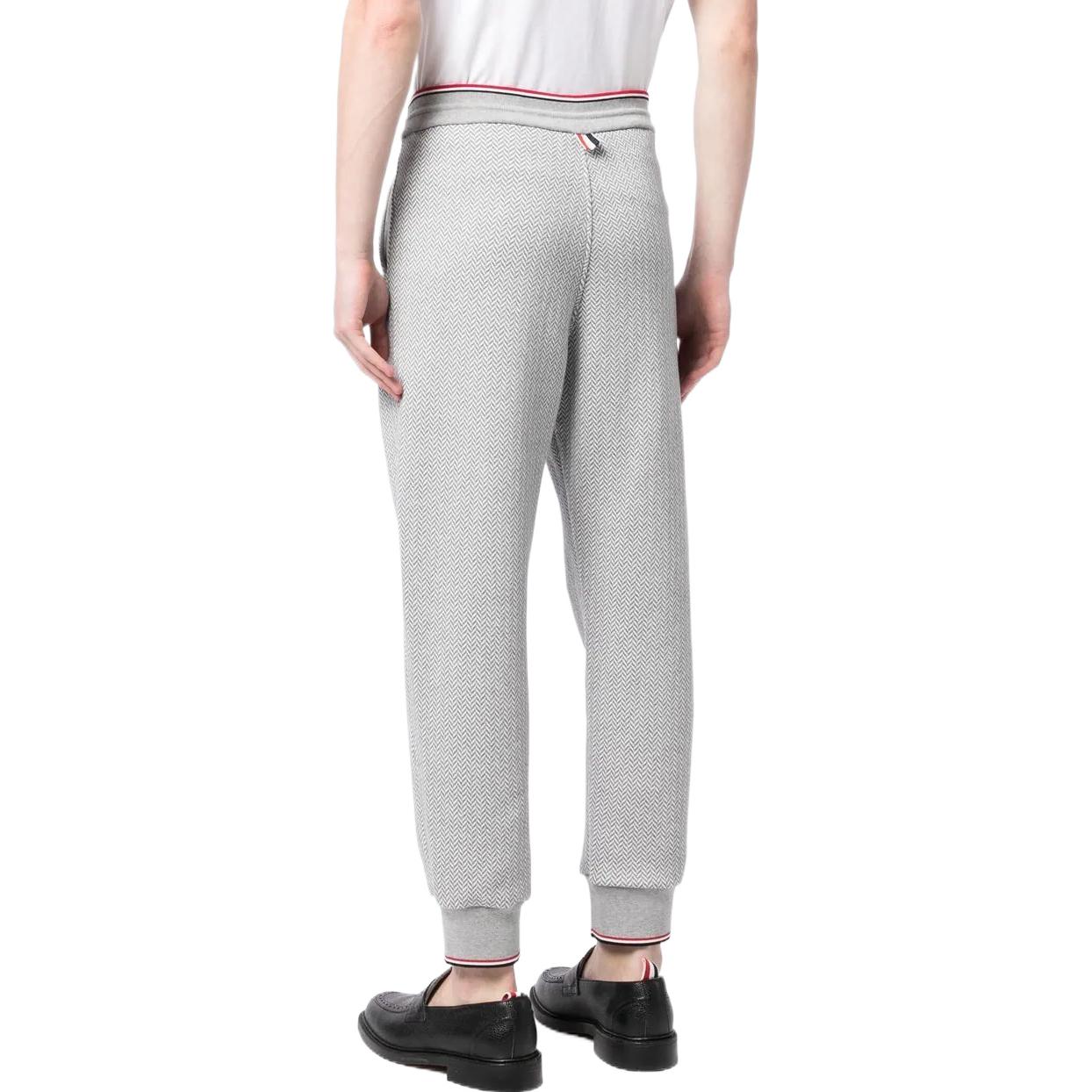 Shop THOM BROWNE FW22 Celana Panjang Sweatpants Logo Pria Abu-Abu. MJQ155A-J0027-133