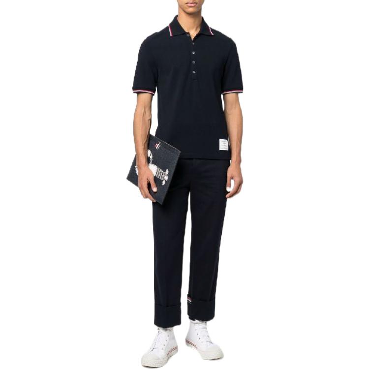 Lookbook 톰 브라운 FW22 스트라이프 버튼 폴로 셔츠 네이비 블루 썸머 스타일. MJP156G-07975-415