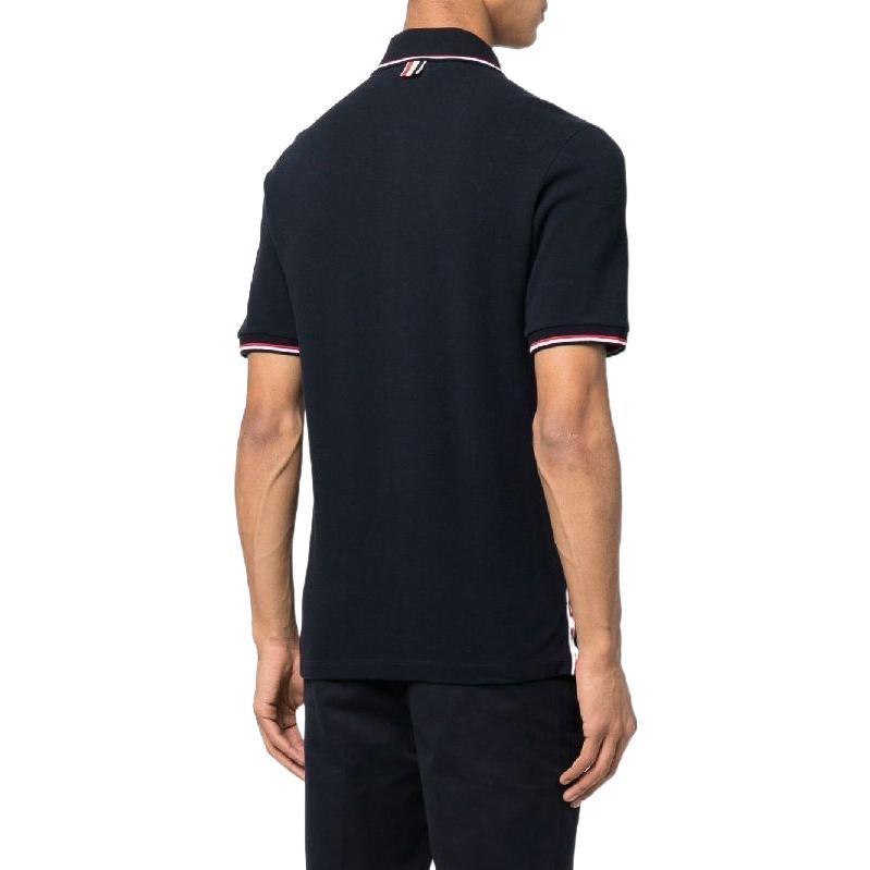 Shop 톰 브라운 FW22 스트라이프 버튼 폴로 셔츠 네이비 블루 썸머 스타일. MJP156G-07975-415