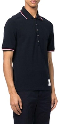 톰 브라운 FW22 스트라이프 버튼 폴로 셔츠 네이비 블루 썸머 스타일. MJP156G-07975-415 Purchase 톰 브라운 FW22 스트라이프 버튼 폴로 셔츠 네이비 블루 썸머 스타일. MJP156G-07975-415