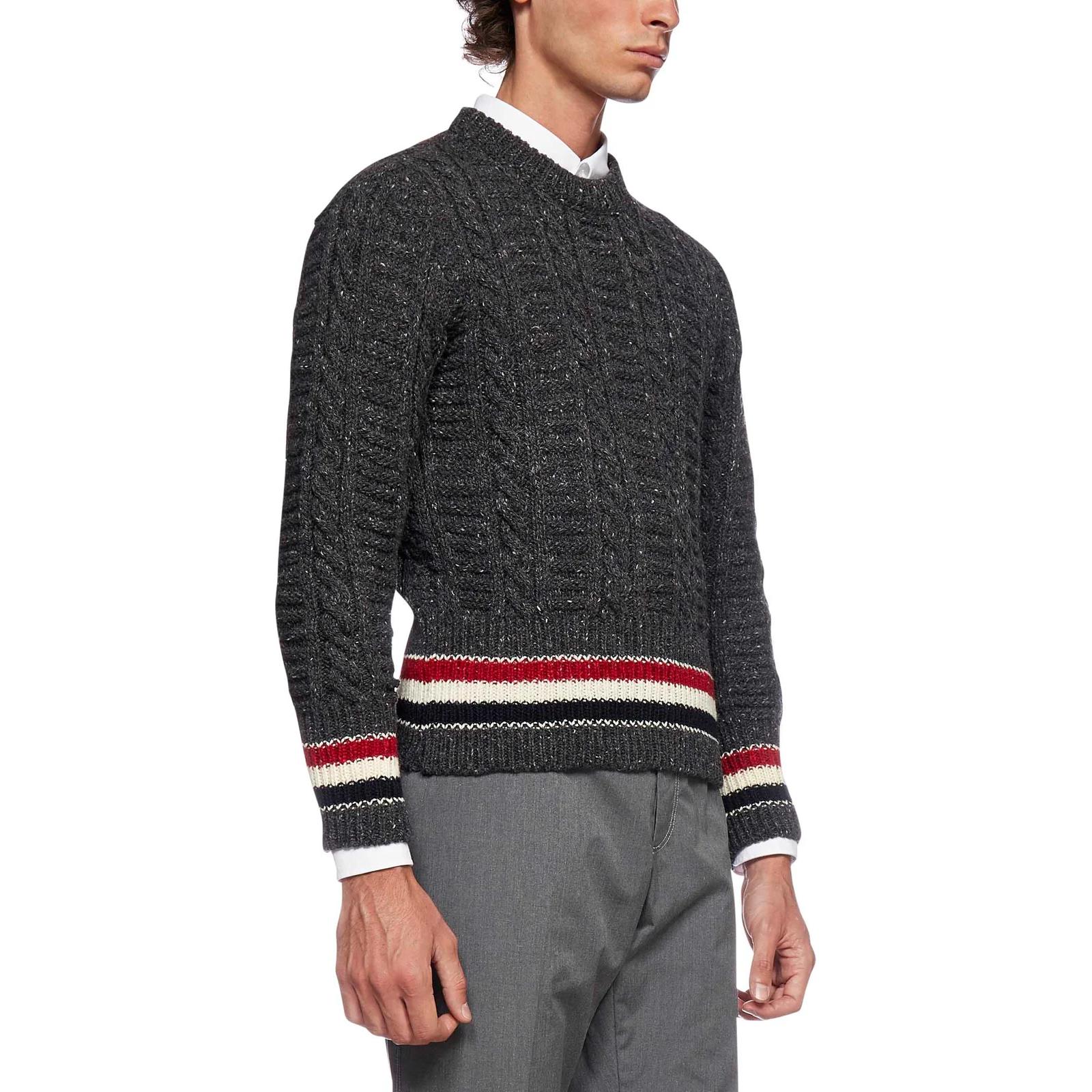 Lookbook THOM BROWNE FW23 Sweater Rajutan Longgar Mohair Abu-Abu Bergaris Wol. MKA369A-Y1502-025