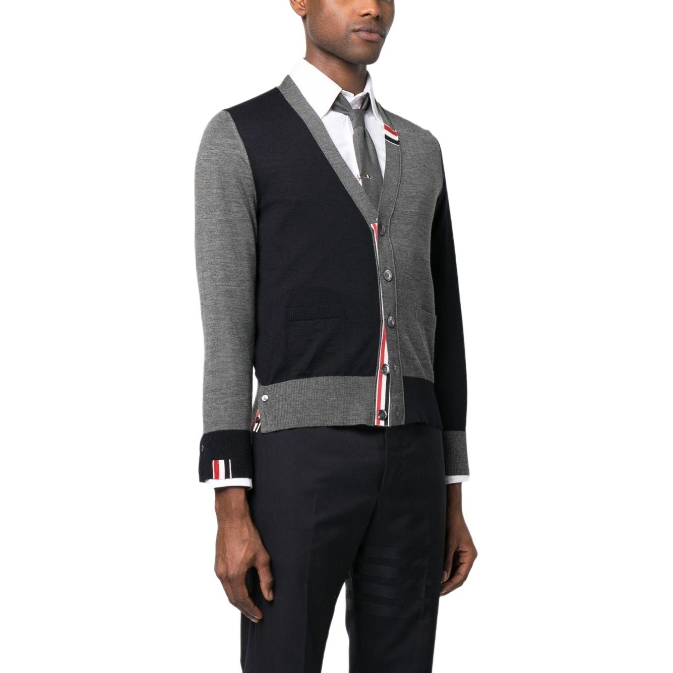 Lookbook Thom Browne FW23 Kardigan Rajut Abu-Biru Kerah V Wol. MKC489F-Y1014-415