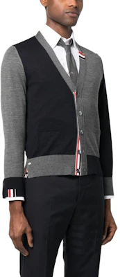 Thom Browne FW23 Kardigan Rajut Abu-Biru Kerah V Wol. MKC489F-Y1014-415 Lookbook Thom Browne FW23 Kardigan Rajut Abu-Biru Kerah V Wol. MKC489F-Y1014-415