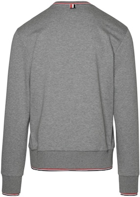 Thom Browne FW23 Baju Kelabu Pullover dengan Perincian Jalur. MJT401A-J0055-055 Lookbook Thom Browne FW23 Baju Kelabu Pullover dengan Perincian Jalur. MJT401A-J0055-055