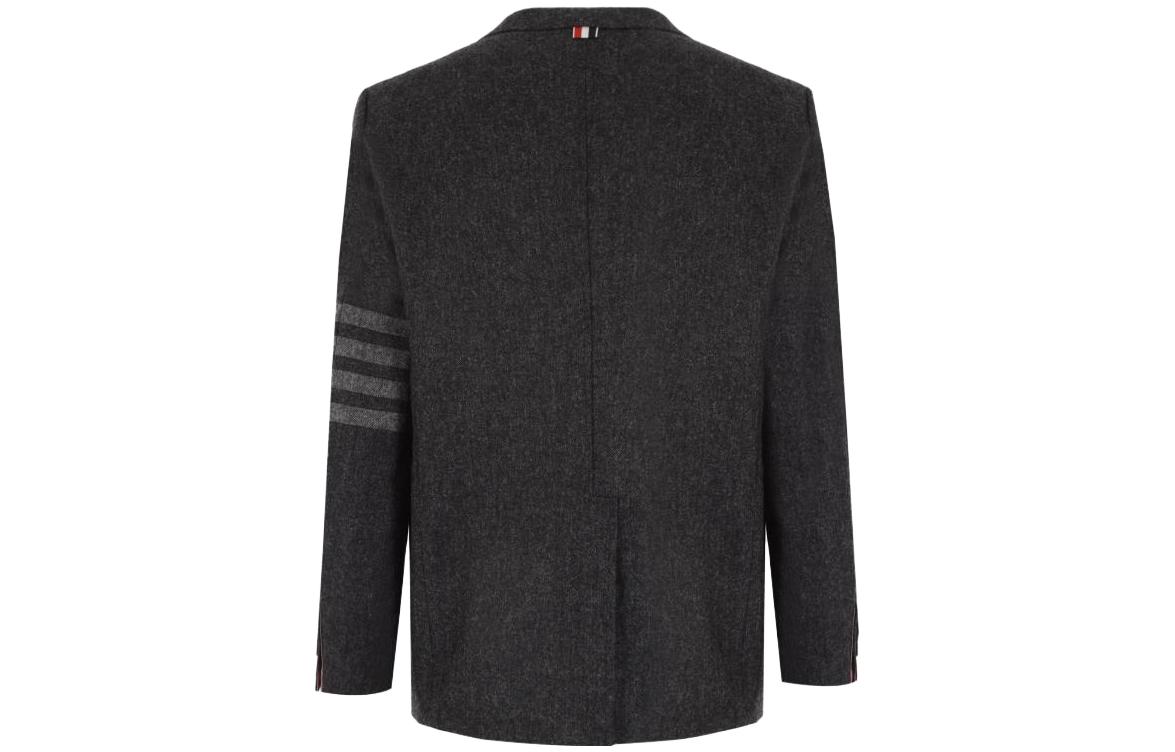 Lookbook Thom Browne FW23 Ivy Boy Chaqueta Gris Clásica de Cuatro Rayas. MJU560A-05385-025