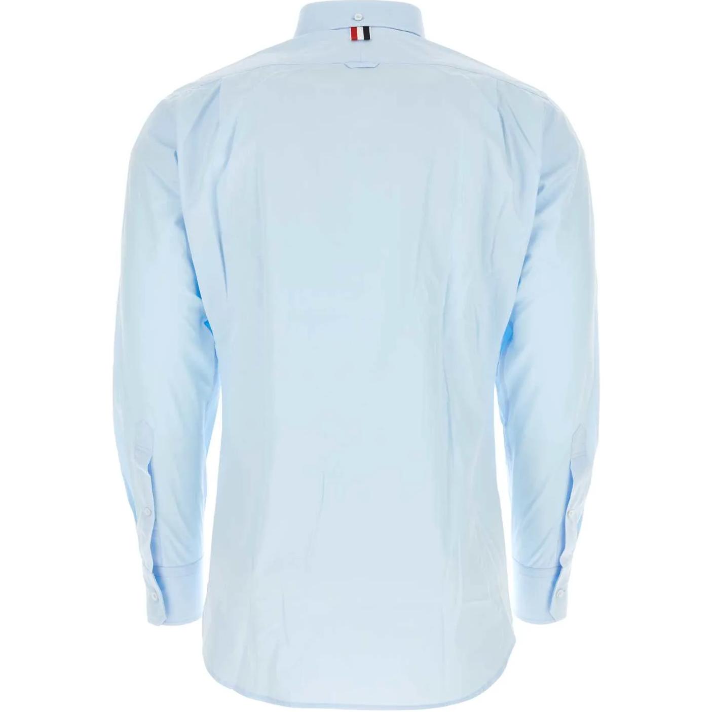 Lookbook 톰 브라운 FW23 연청 패치 로고 버튼업 긴팔 셔츠. MWL001A-03113-480