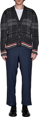 톰 브라운 FW23 브이넥 스트라이프 가디건 스웨터 - 다크 그레이. MKC431A-Y1506-025 Lookbook 톰 브라운 FW23 브이넥 스트라이프 가디건 스웨터 - 다크 그레이. MKC431A-Y1506-025