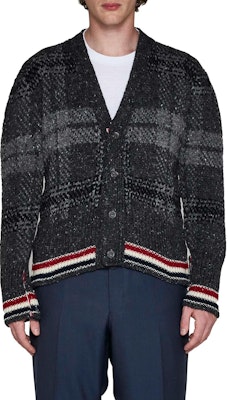 톰 브라운 FW23 브이넥 스트라이프 가디건 스웨터 - 다크 그레이. MKC431A-Y1506-025 Shop 톰 브라운 FW23 브이넥 스트라이프 가디건 스웨터 - 다크 그레이. MKC431A-Y1506-025