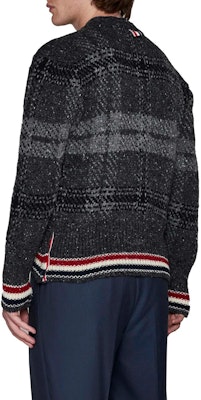 톰 브라운 FW23 브이넥 스트라이프 가디건 스웨터 - 다크 그레이. MKC431A-Y1506-025 Purchase 톰 브라운 FW23 브이넥 스트라이프 가디건 스웨터 - 다크 그레이. MKC431A-Y1506-025