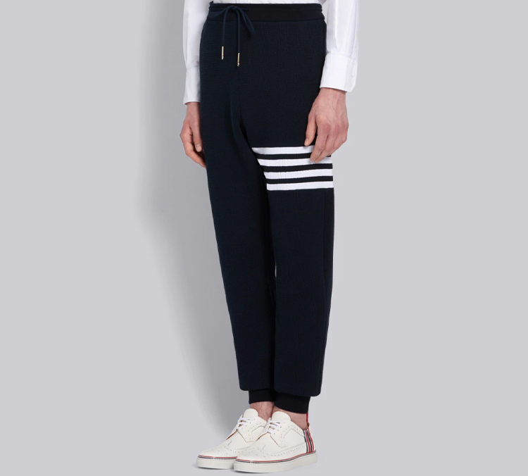 Shop 톰 브라운 FW23 클래식 4-스트라이프 네이비 와플 니트 조거 팬츠 남성용 가을. MJQ082A-06452-415