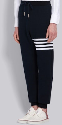 THOM BROWNE FW23 Celana Jogger Pria Navy Waffle Knit 4-Stripe Klasik. MJQ082A-06452-415 Shop THOM BROWNE FW23 Celana Jogger Pria Navy Waffle Knit 4-Stripe Klasik. MJQ082A-06452-415