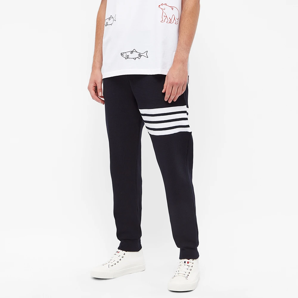 Sizing 톰 브라운 FW23 클래식 4-스트라이프 네이비 와플 니트 조거 팬츠 남성용 가을. MJQ082A-06452-415