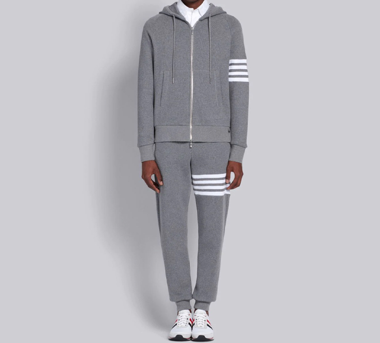 Lookbook Thom Browne FW23 Seluar Jogger Lelaki Jalur Empat Klasik Kelabu Knit Waffle. MJQ082A-06452-035