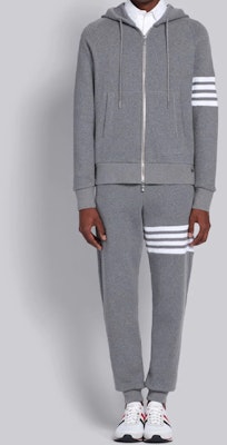 Thom Browne FW23 Seluar Jogger Lelaki Jalur Empat Klasik Kelabu Knit Waffle. MJQ082A-06452-035 Lookbook Thom Browne FW23 Seluar Jogger Lelaki Jalur Empat Klasik Kelabu Knit Waffle. MJQ082A-06452-035