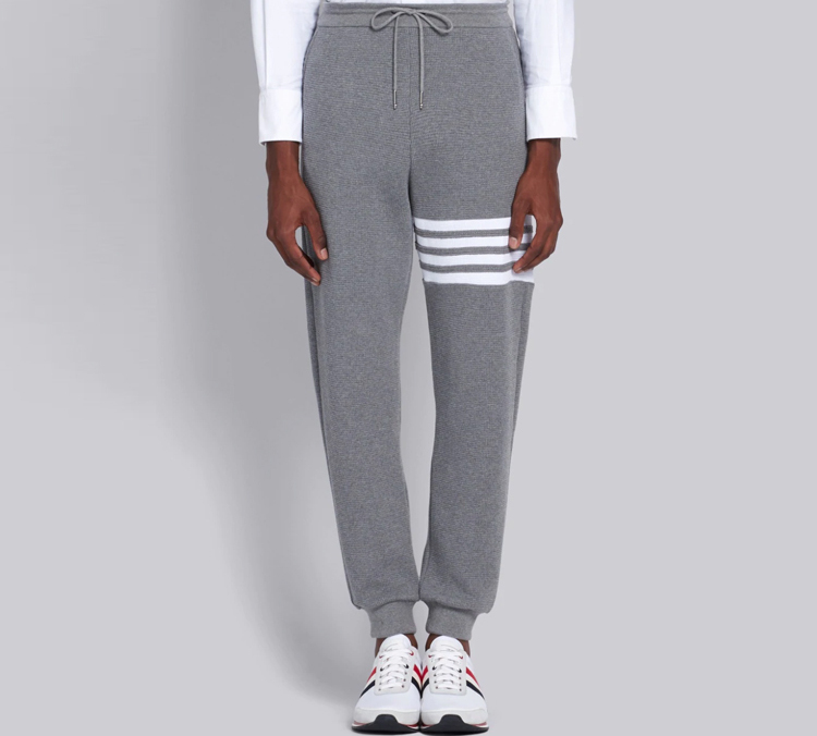 Shop Thom Browne FW23 Seluar Jogger Lelaki Jalur Empat Klasik Kelabu Knit Waffle. MJQ082A-06452-035