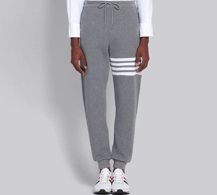 Thom Browne FW23 Seluar Jogger Lelaki Jalur Empat Klasik Kelabu Knit Waffle. MJQ082A-06452-035 Shop Thom Browne FW23 Seluar Jogger Lelaki Jalur Empat Klasik Kelabu Knit Waffle. MJQ082A-06452-035