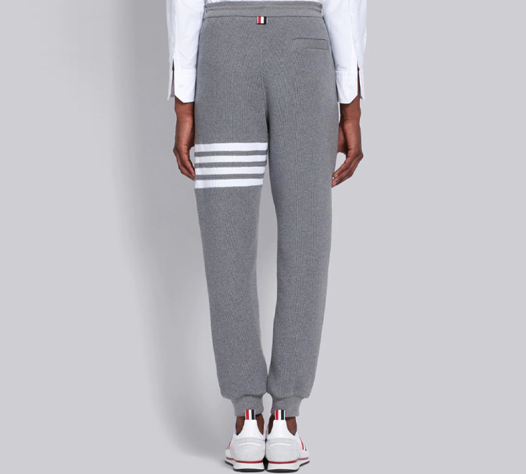 Purchase Thom Browne FW23 Seluar Jogger Lelaki Jalur Empat Klasik Kelabu Knit Waffle. MJQ082A-06452-035